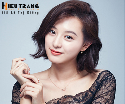 Phong cách với kiểu uốn xoăn nhẹ cho tóc ngang vai