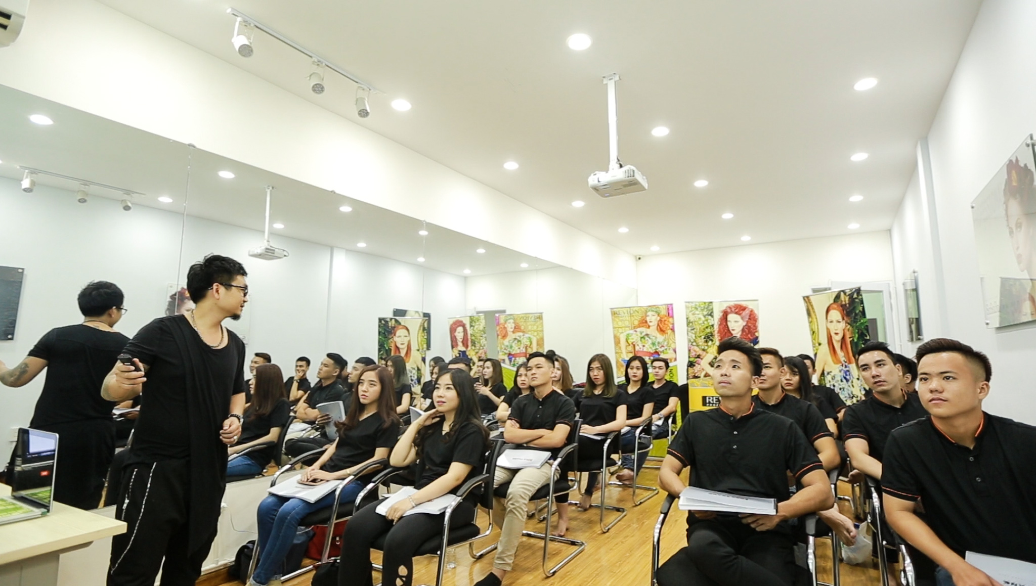 HỌC NGHỀ TẠO MẪU TÓC - NÊN HAY KHÔNG ?